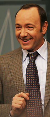 Kevin Spacey spiller Mickey Rosa, der leder teamet og i øvrigt selv tidligere har tjent styrtende på at bruge matematik til at slå casinoerne.